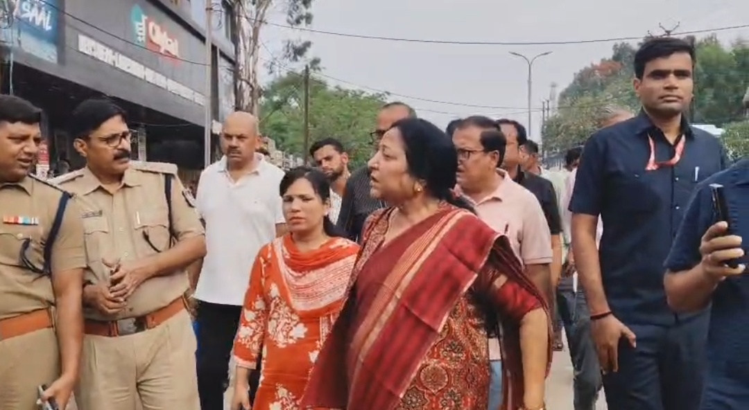 एक बार फिर अतिक्रमण के खिलाफ सख्त दिखीं विधायक ललिता यादव, प्रशासनिक अमले के साथ किया शहर का निरीक्षण