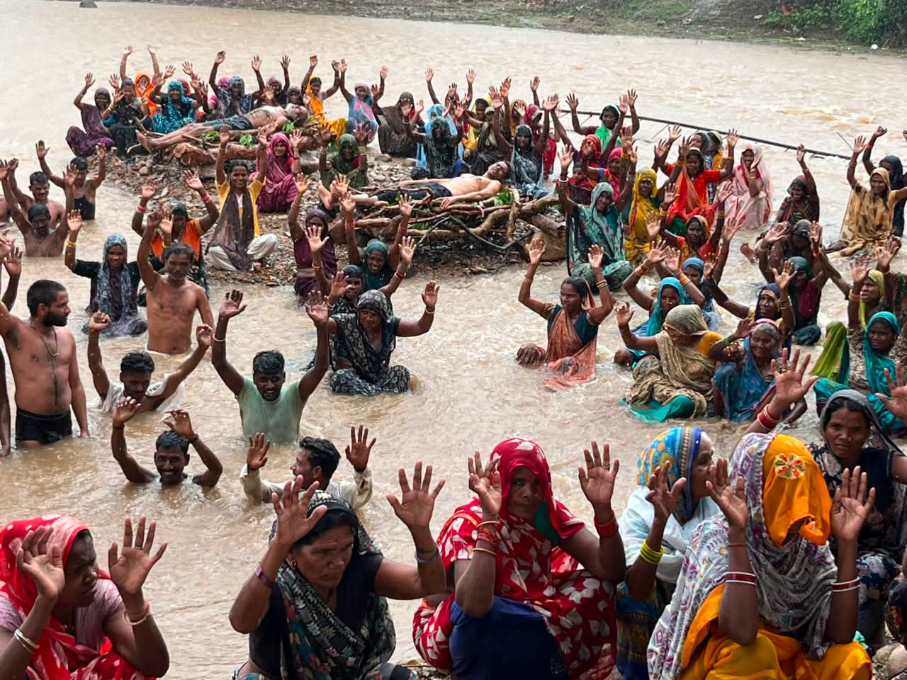 केन-बेतवा लिंक परियोजना: विस्थापितों का ‘चिता आंदोलन’ पांचवें दिन भी जारी, आमरण अनशन और जल-मिट्टी सत्याग्रह से बढ़ा संघर्ष