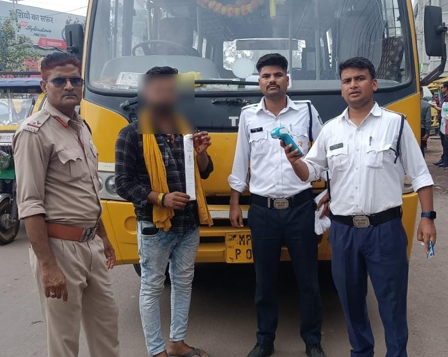 बच्चों की सुरक्षा को लेकर छतरपुर पुलिस सख्त, 10 दिवसीय स्कूल बस चेकिंग अभियान शुरू
