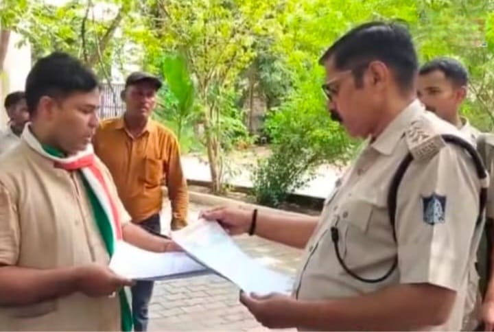 बढ़ते अपराधों को लेकर युवा कांग्रेस का प्रदर्शन, पुलिस अधीक्षक को सौंपा ज्ञापन अपराध नियंत्रण में पुलिस की कार्यप्रणाली पर उठाए सवाल, कार्रवाई की मांग
