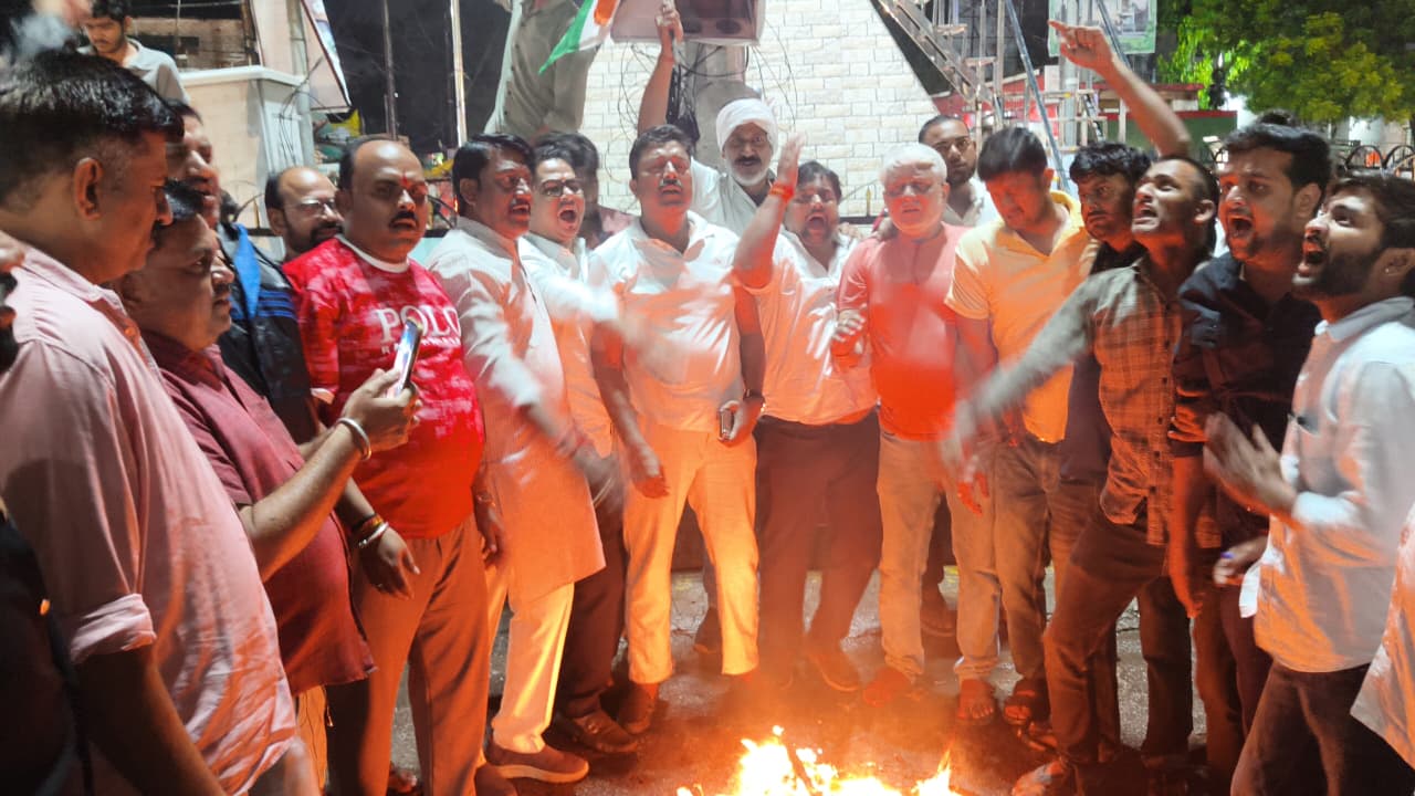 राहुल गांधी की गिरफ्तारी के विरोध में कांग्रेस का प्रदर्शन, प्रधानमंत्री का पुतला दहन