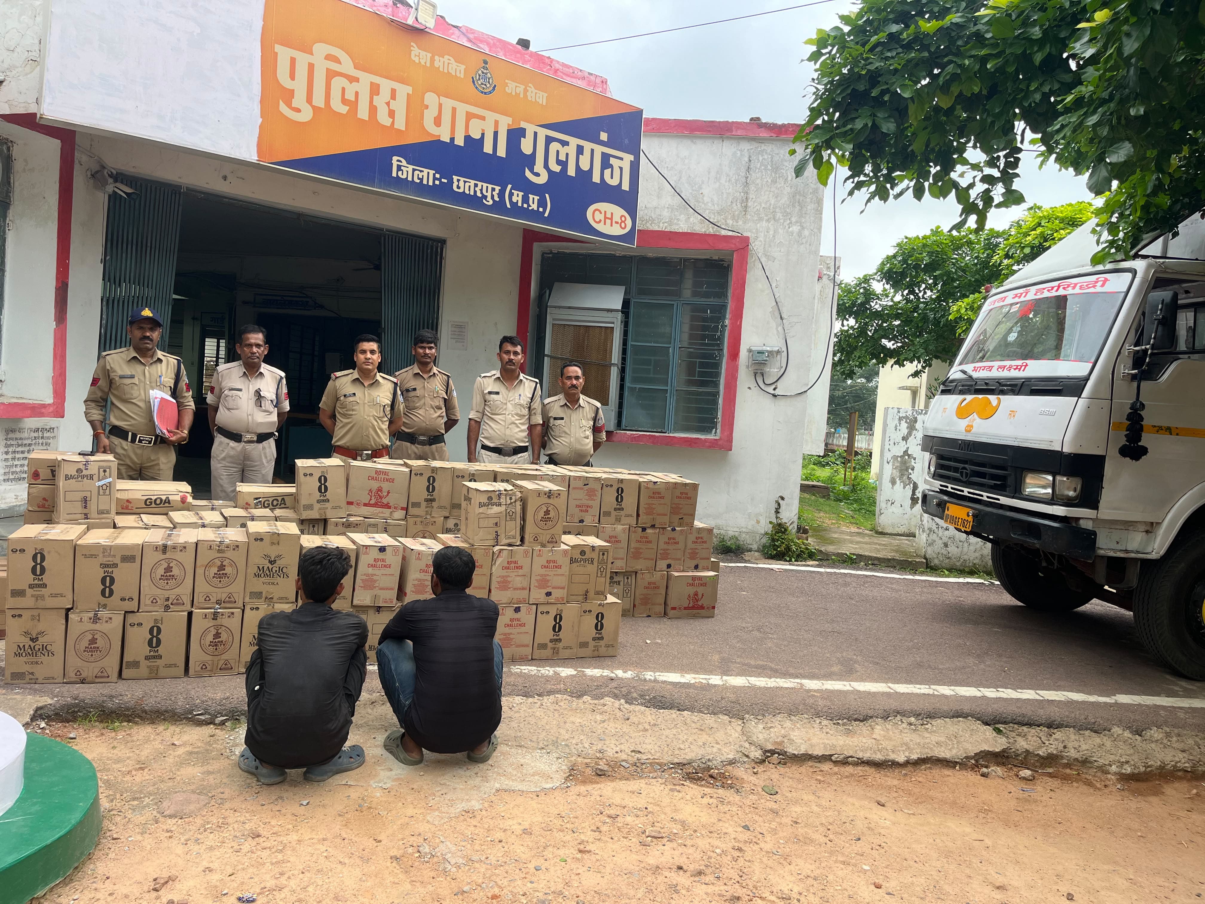 गुलगंज पुलिस की बड़ी कार्रवाई: ट्रक से 125 पेटी अवैध अंग्रेजी शराब जब्त, दो तस्कर गिरफ्तार