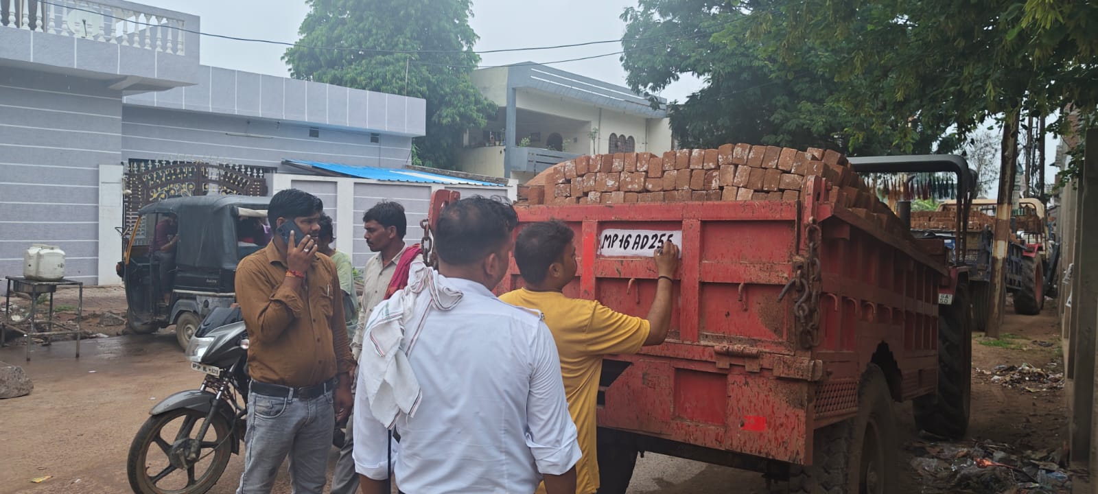 अनाधिकृत हूटर, ब्लैक फिल्म और वीआईपी स्टिकर पर छतरपुर पुलिस का शिकंजा